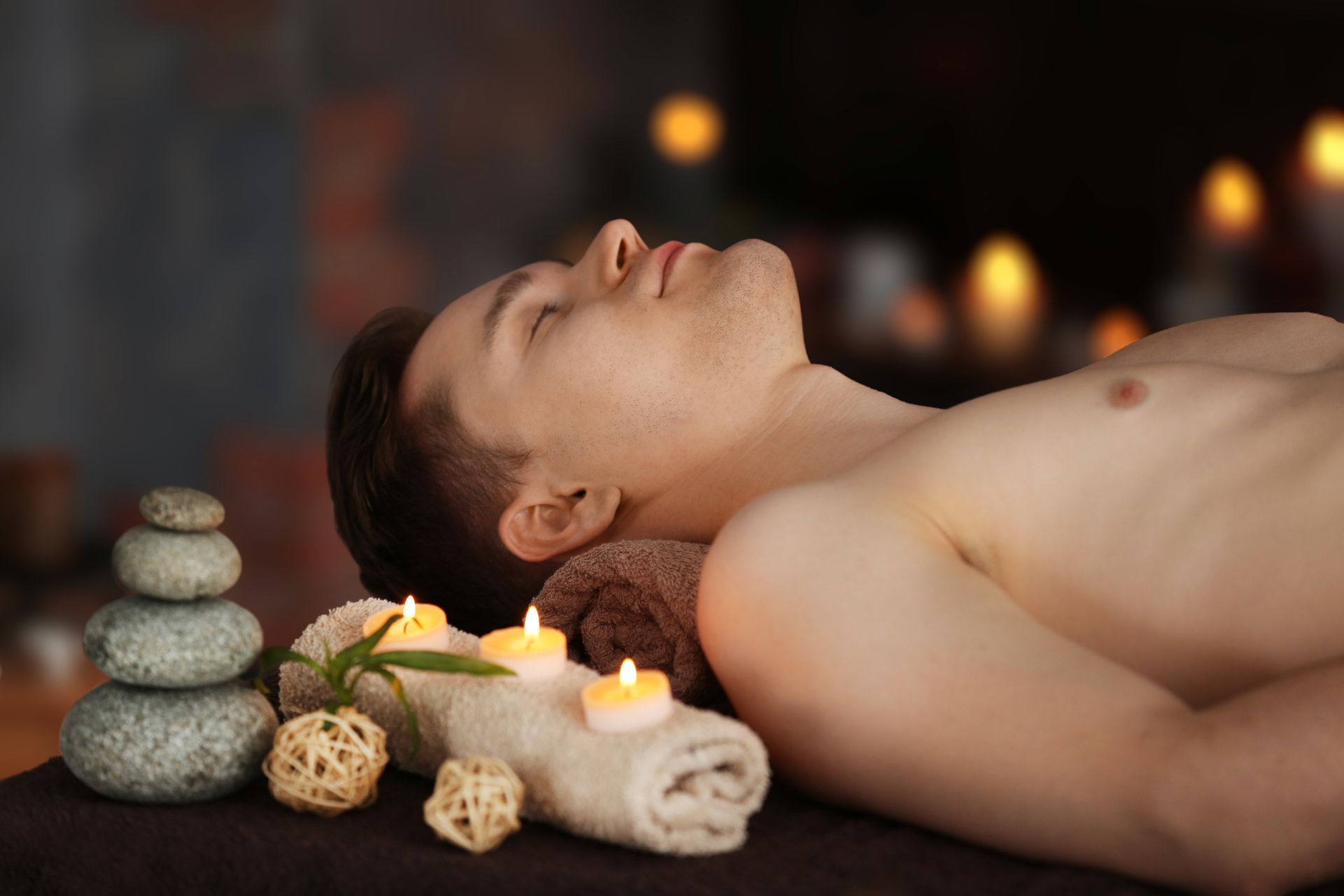 ragazzo in relax dopo un massaggio thai oil