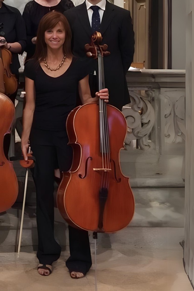 Flo con in mano il suo violoncello dopo il concerto