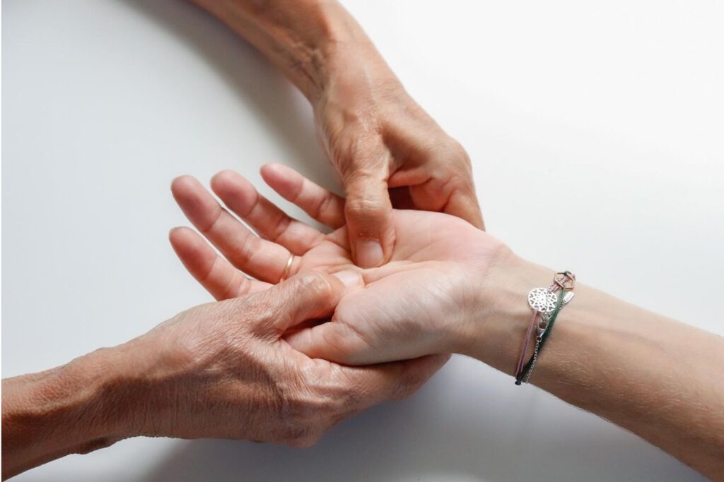 ragazza che riceve un massaggio thai oil alla mano